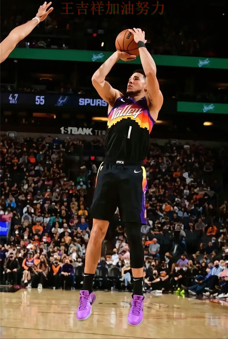 布克状态回升引发热议 进攻效率提升成为亮点